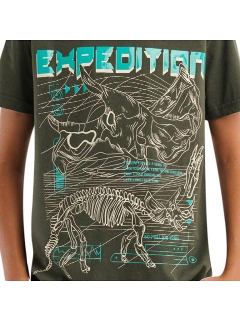 PLAYERA PLAYERA APLICACIONES VERDE OLIVO NEXT CO